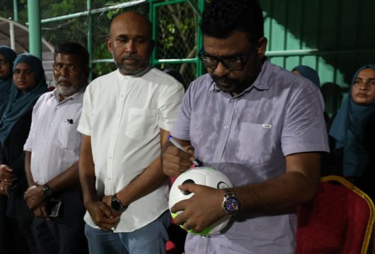 ތުޅާ ފުޓްސަލް މުބާރާތް ފެށުމުގެ ގޮތުން ބޭއްވި ރަސްމިއްޔާތުގައި އަތޮޅު ކައުންސިލްގެ ރައީސް ސޮއިކުރައްވަނީ --