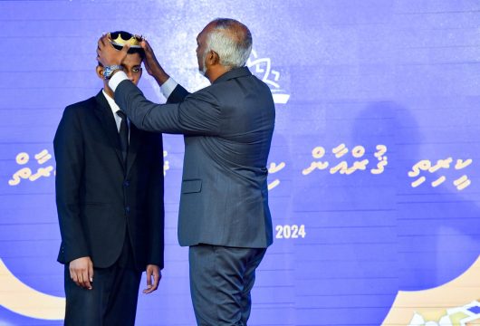 ޤުރްއާން ހިތުދަސްކުރި ކުއްޖެއްގެ ބޮލުގައި ރައީސް ތާޖެއް އަޅުއްވައިދެއްވަނީ -- ފޮޓޯ: ރައީސް އޮފީސް