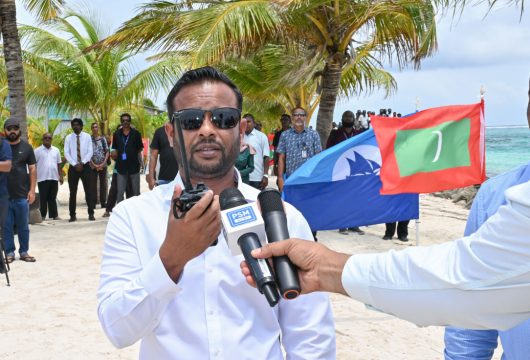ތުޅާދޫ އެއާޕޯޓު ހަދަން ބޭނުންވާ ބިން ހިއްކުމުގެ މަސައްކަތް ކޮންސްޓްރަކްޝަން މިނިސްޓަރު މުއްތަލިބު މިއަދު ފައްޓަވައި ދެއްވަނީ.---ފޮޓޯ: ރައީސް އޮފީސް