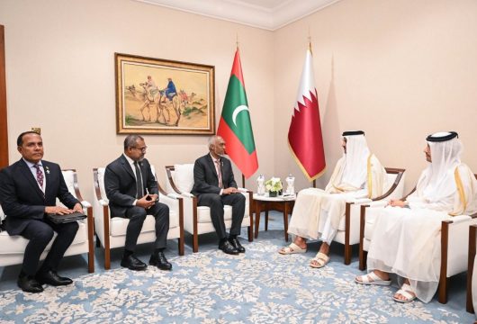 ރައީސް މުޢިއްޒު ޤަޠަރުގެ އިސްވެރިންނާ ބައްދަލުކުރެއްވުން. ފޮޓޯ: ރައީސް އޮފީސް