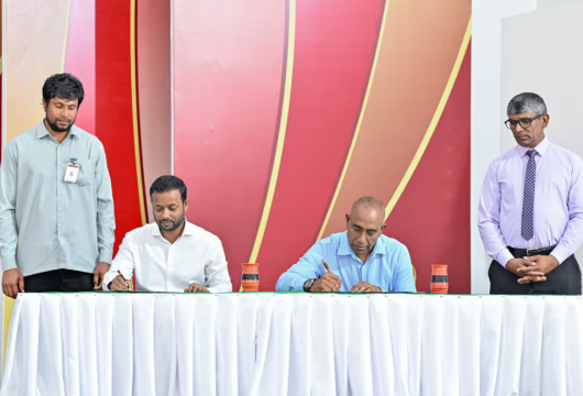 ތުޅާދޫ އެއާޕޯޓް ތަރައްގީކުރުމުގެ މަޝްރޫއު އެމްޓީސީސީއާ ހަވާލުކުރުން -- ފޮޓޯ: ރައީސް އޮފީސް