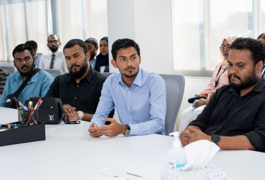 ކޮންޓެންޓް ކްރިއޭޓަރުންގެ ޚިޔާލު ހޯދުން/ފޮޓޯ: ވަޒީރު ސަޢީދު