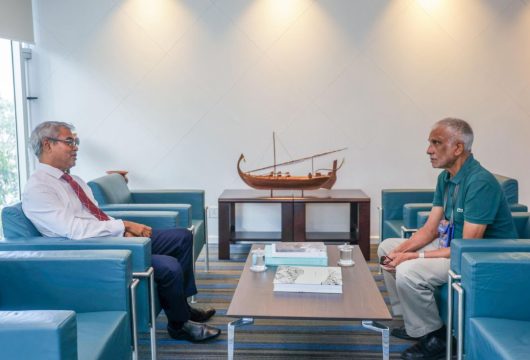 ކުރީގެ ވަޒީރު މުޖްތަބާއާއި މިހާރުގެ ވަޒީރު ޠާރިޤް ބައްދަލުކުރެއްވުން. ފޮޓޯ: ވުޒާރާ