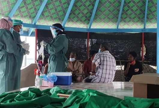 އަގޯޓާ އެކްސްޕްރެސް ގެ ކެޕްޓަނާއި ފަޅުވެރިންގެ ސްކުން ނެގުން - ފޮޓޯ: ތުޅާދޫ އޮންލައިން