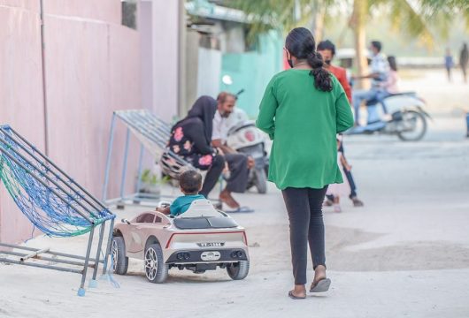 އޭދަފުށީ މަގެއމަތީ ބަޔަކު މަޑުކޮށްލައިގެން. މިރަށުގައި ކޮވިޑް ފެތުރޭތީ ޒަރޫރީ ބޭނުންތަަކަށް ނޫނީ ގެއިން ބޭރަށް ނުދިއުމަށް ކައުންސިލުން އޭދޭ —  ފޮޓޯ: އީޓީ