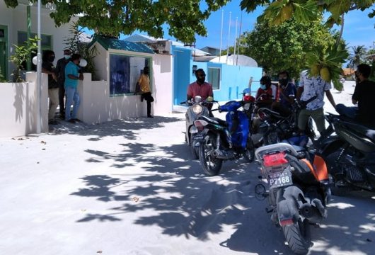 ކައުންސިލް ކައިރިޔަށް އެއްވެ ރައްޔިތުން އިހުތިޖާޖު ކުރަނީ - ފޮޓޯ: ތުޅާދޫ އޮންލައިން