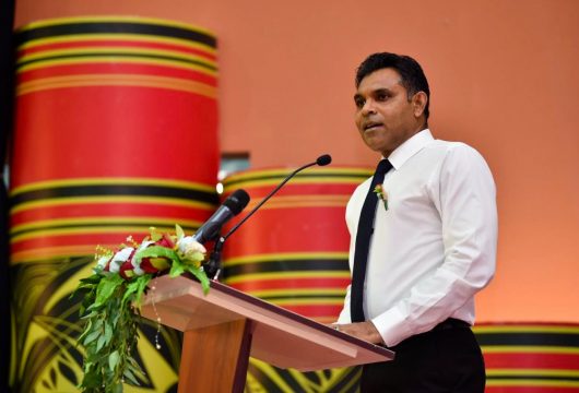 ގައުމީ އެއްބައިވަންތަކަމުގެ ދުވަހުގެ މުނާސަބަތުގައި ގއ. ވިލިނގިލީގައި މިރޭ ބޭއްވި ޖަލްސާގައި ނައިބު ރައީސް ފައިސަލް ނަސީމް ވާހަކަދައްކަވަނީ -- ފޮޓޯ: ރައީސް އޮފީސް