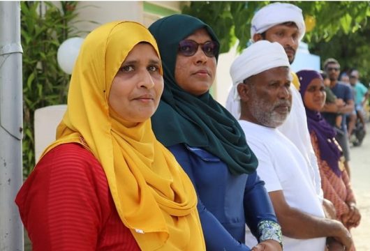 (ވ) ފުރަތަމަ: ދިވެހި ލިބާހުގައި ތުޅާދޫ ކައުންސިލްގެ އެސް.ޖީ އާއިޝަތު ރަޝީދާ