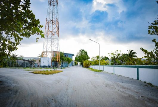 ތުޅާދޫގެ ސްކޫލުގެ ދެކުނުފަރާތް މަގު - ފޮޓޯ: ދިސޮރު / ތުޅާދޫ އޮންލައިން