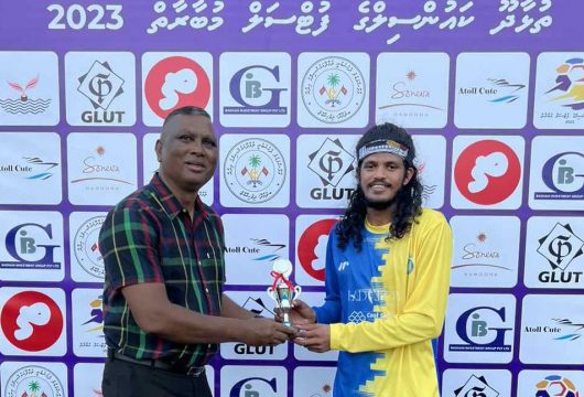 އަލް ސްޓްރައިކާ އާއި ޓީމް ދެފައްލާ ވާދަކުރި މެޗުގެ މޮޅު ކުޅުންތެރިޔާގެ މަގާމަށް ހޮވުނު އަފާފަށް ޓްރޮފީ ހަވާލުކޮށްދެނީ --