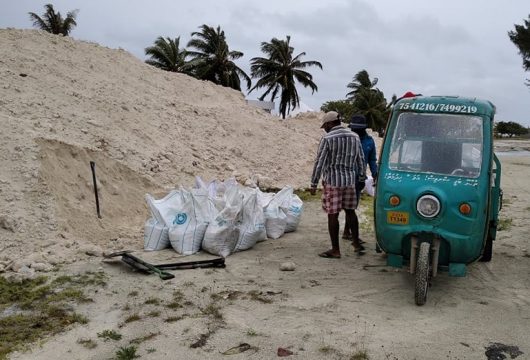 ބ.ތުޅާދޫއަށް އުދަ އަރަމުންދާތީ އެ ސަރަޙައްދުގެ ގޭތަކުގައި ވެލި ބަސްތާ ޖެހުމުގެ މަސައްކަތް ކުރަނީ - ފޮޓޯ: ތުޅާދޫ އޮންލައިން
