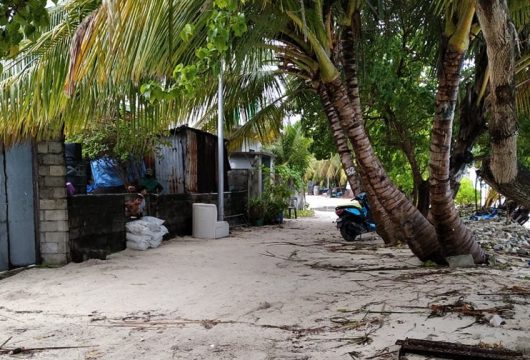 އުދަ އަރާފައިވާ ސަރަޙައްދުގެ ގެއެއްގައި ވެލި ބަސްތާ ޖަހާފައި - ފޮޓޯ: ތުޅާދޫ އޮންލައިން